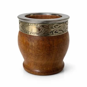 Mate de madera de algarrobo macizo estilo camionero con virola de alpaca cincelada a mano sobre fondo blanco.