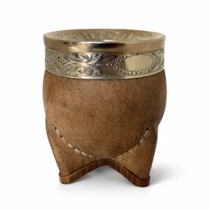 Mate imperial forrado en cuero natural en tonos marrones con virola de alpaca cincelada.