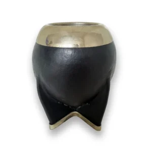 Mate estilo torpedo en cuero negro liso con virola de acero inoxidable y base de cuatro patas.